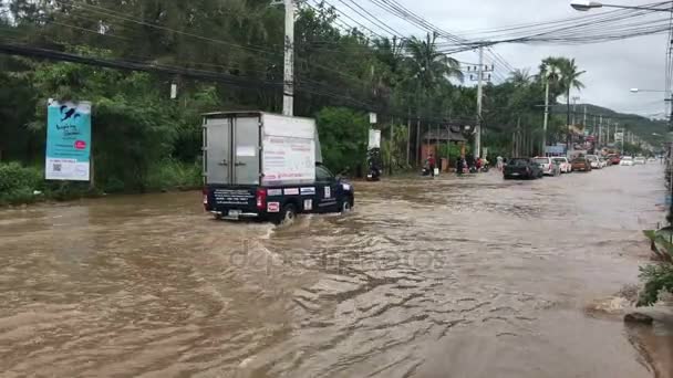 KOH SAMUI, THAILANDIA, 10 GENNAIO 2017: Inondazione su strada, auto in acqua — Video Stock