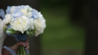 Gelin ve damat elleri alarak