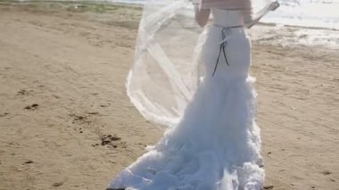 Gelin sahilde yürümek