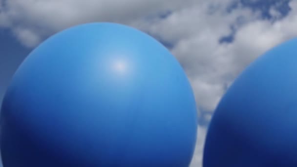 Mavi ve beyaz baloons — Stok video