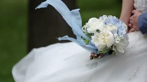 Noiva com flores de buquê — Vídeo de Stock