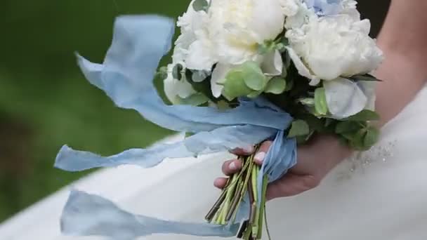 Невеста с букетом цветов — стоковое видео