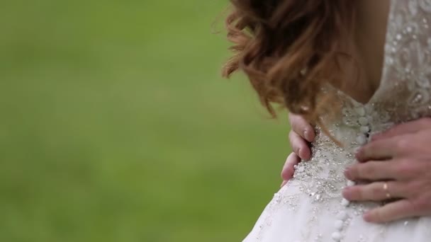 Všeobjímající jeho nevěsta ženicha — Stock video