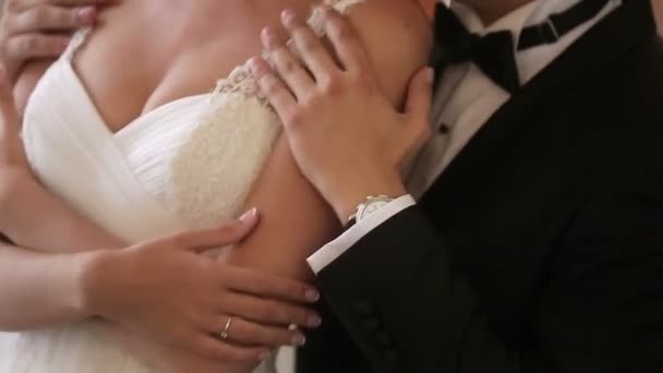 Свадебная пара обнимается — стоковое видео