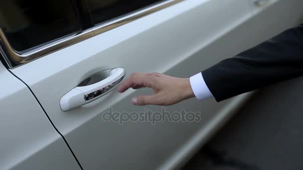 Чоловік відкриває двері автомобіля — стокове відео