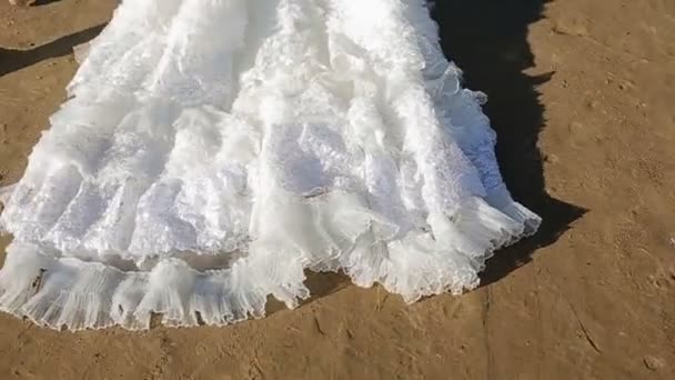 Прогулка невесты по пляжу — стоковое видео