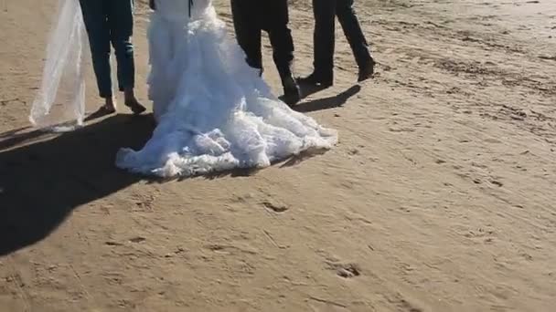 Caminhada de noiva com amigos na praia — Vídeo de Stock