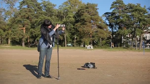 Cameraman trabalhando com monopod — Vídeo de Stock