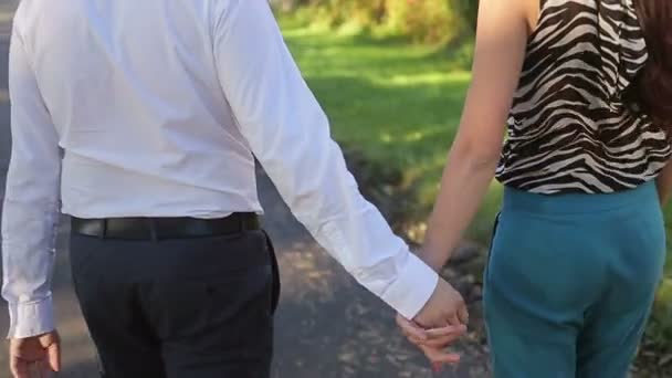 Jeune couple tenant la main steadicam — Video