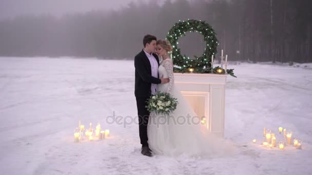 Svatební pár poblíž krb dekorace na zamrzlém jezeře