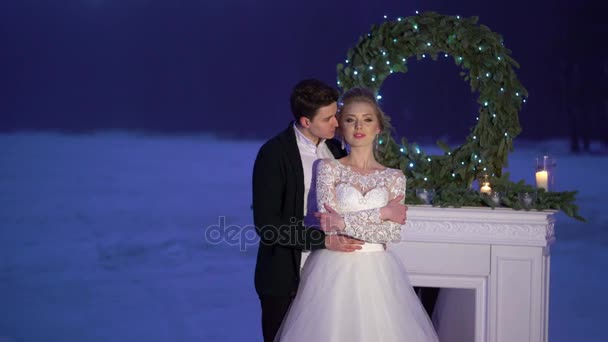 Casamento casal perto de lareira decoração no lago congelado — Vídeo de Stock