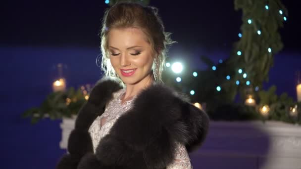 凍った湖に暖炉装飾の近く白いドレスの若い女性 — ストック動画