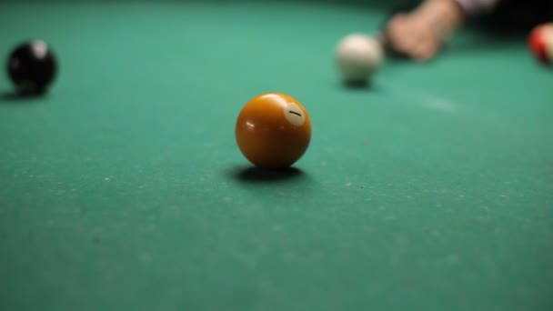 Junge Frau spielt Billard — Stockvideo