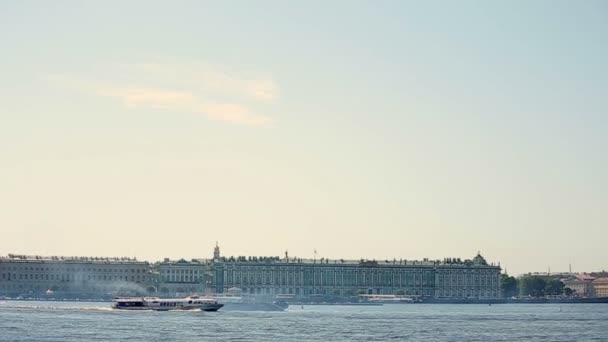 Passagierschiff in der Stadt — Stockvideo