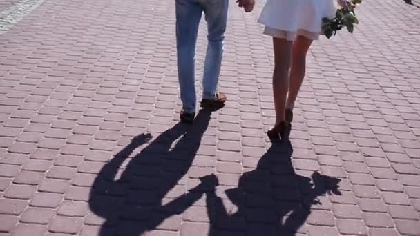 Preciosa pareja caminando en terraplén — Vídeo de stock