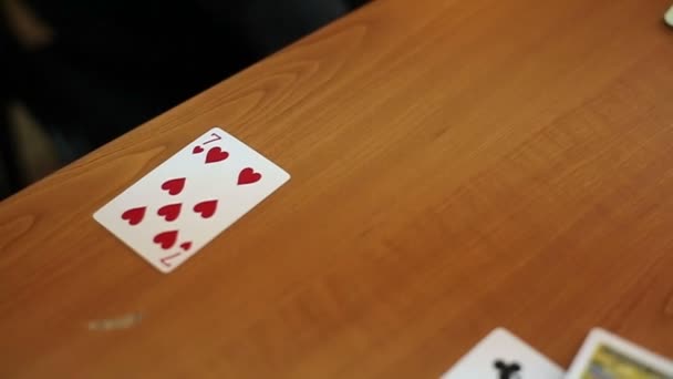 Gente jugando a las cartas — Vídeo de stock