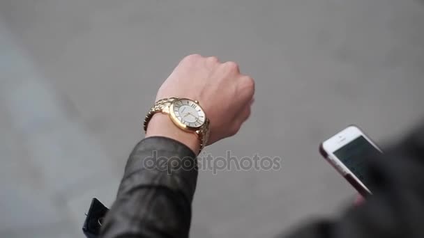 Człowiek ogląda na zegarek na rękę — Wideo stockowe