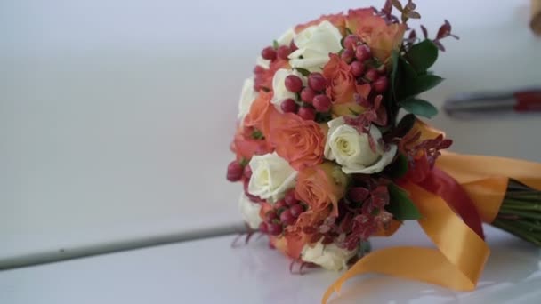 Bukiet kwiatów na wóz kaptur — Wideo stockowe