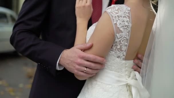 Nevěsta a ženich všeobjímající k nepoznání slowmotion — Stock video