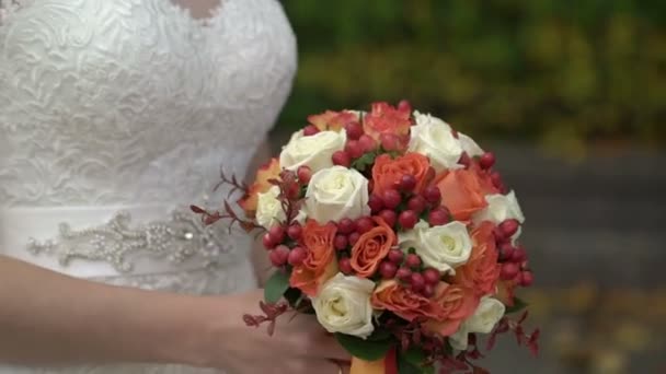 Braut hält Hochzeitsblumen bis zur Unkenntlichkeit in Zeitlupe — Stockvideo