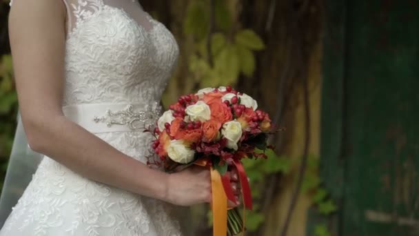 Brud med bryllupsblomster i hånden. Ugjenkjennelig treg bevegelse. – stockvideo