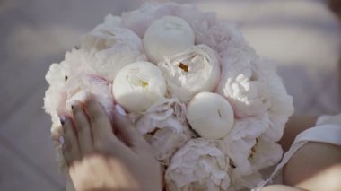 Sevimli genç sarışın kadın iç çamaşırı çiçek dokunmadan büyük meme ile