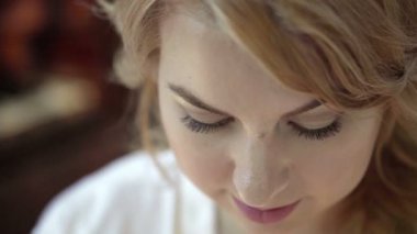 Kameraya bakarak ve poz iç çamaşırı sevimli sarışın genç kadın