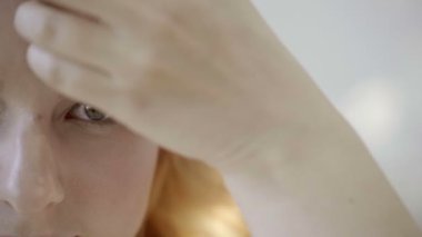 Kameraya bakarak ve saç dokunmadan şirin sarışın genç kadın