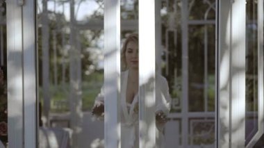 Sevimli sarışın kadın iç çamaşırı açık cam kapı