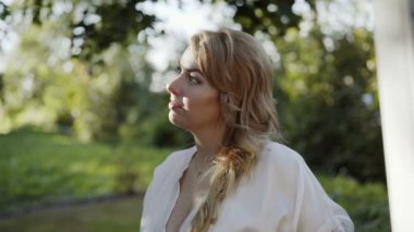 Sevimli genç sarışın kadın iç çamaşırı yüz ve vücut dokunmadan büyük meme ile