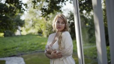 Sevimli genç sarışın kadın iç çamaşırı yüz ve vücut dokunmadan büyük meme ile