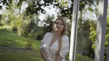 Sevimli genç sarışın kadın iç çamaşırı yüz ve vücut dokunmadan büyük meme ile