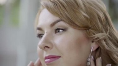 Sevimli genç sarışın kadın iç çamaşırı küpeler