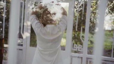 Sevimli genç sarışın kadın iç çamaşırı panoramik pencere çember yakınındaki büyük meme ile