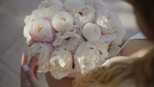 Söt ung blond kvinna med stora bröst i underkläder röra blommor — Stockvideo