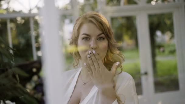 Sevimli genç sarışın kadın iç çamaşırı yüz ve vücut dokunmadan büyük meme ile — Stok video