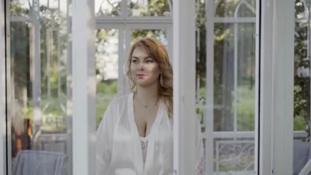 Sevimli sarışın kadın iç çamaşırı açık cam kapı — Stok video