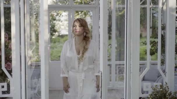 Linda mujer rubia joven en lencería puertas de vidrio abiertas — Vídeos de Stock