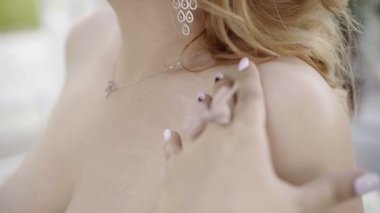 Büyük meme çıplak vücudu dokunmadan sevimli genç sarışın kadınla