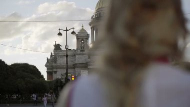 Katedrali'nde arıyorum Kırmızı elbiseli sarışın sevimli genç kadın