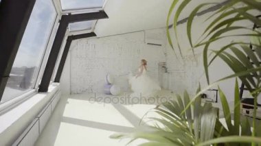 Gelinlik studio ve çember fotoğrafçı için poz sevimli genç sarışın kadın