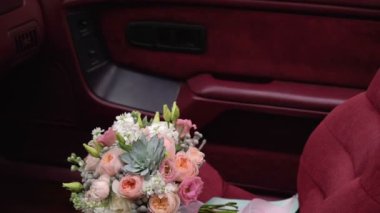 Buket çiçek araba koltuğu üzerinde