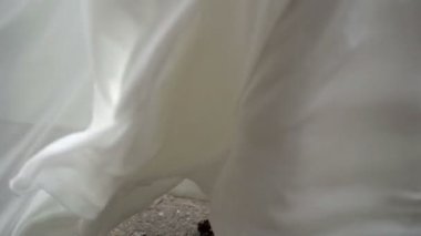 Düğün elbise etek dalgalar ve flyes