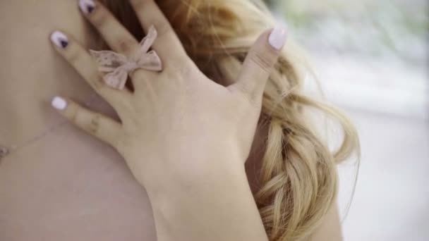Милая молодая блондинка с большой грудью обнаженная трогает свое тело — стоковое видео