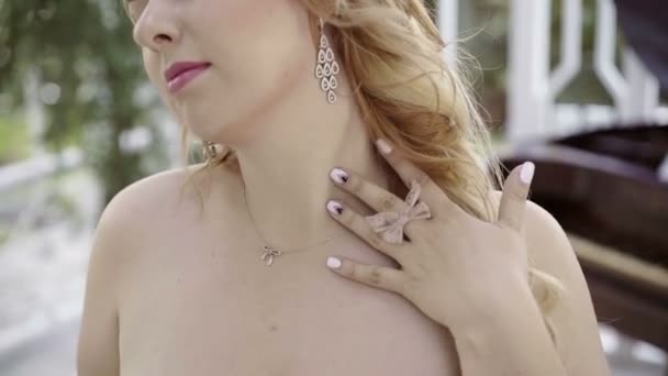 Niedliche junge blonde Frau mit großen Brüsten nackt ihren Körper berühren — Stockvideo