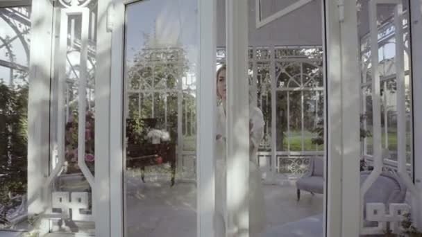 Carino giovane donna bionda in lingerie porte di vetro aperte — Video Stock