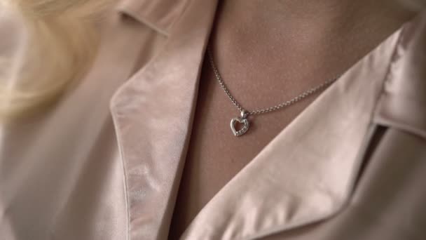 Woman touching pendant on her neck — Stock Video