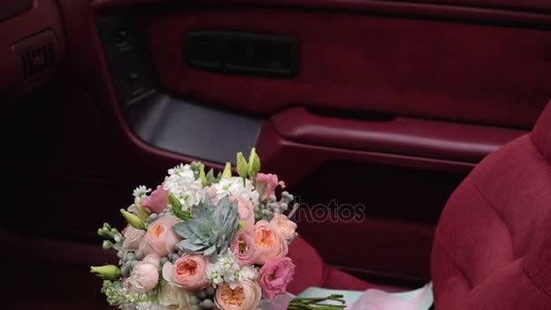 Boeket bloemen op autostoel — Stockvideo