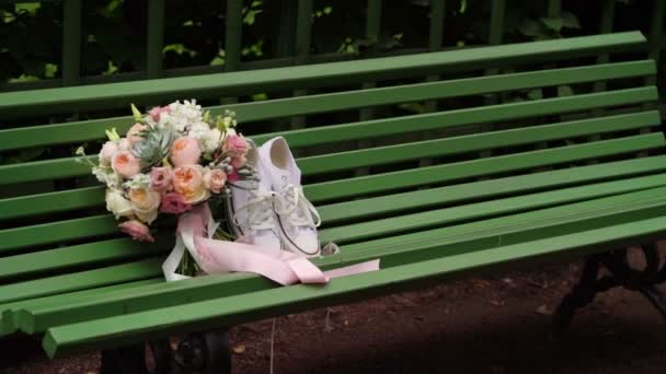 新娘准备换鞋子 — 图库视频影像