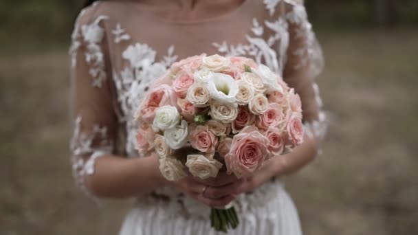 Braut hält Hochzeitsblumen bis zur Unkenntlichkeit in Zeitlupe — Stockvideo